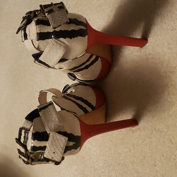 Alexander mcqueen size 39 color red white black and a little blue 💙 100% Authen - Picture 11 of 17